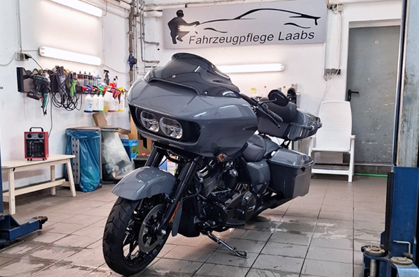 Detailbild einer Harley Davidson Road Glide mit Wachsversiegelung