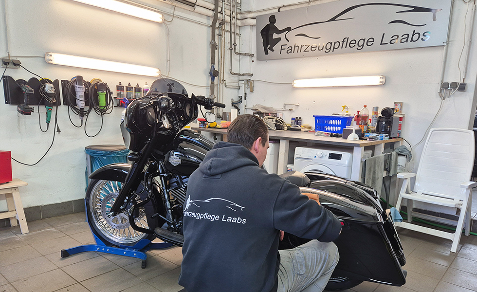 M. Zeh arbeitet an einer Harley Davidson Street Glide